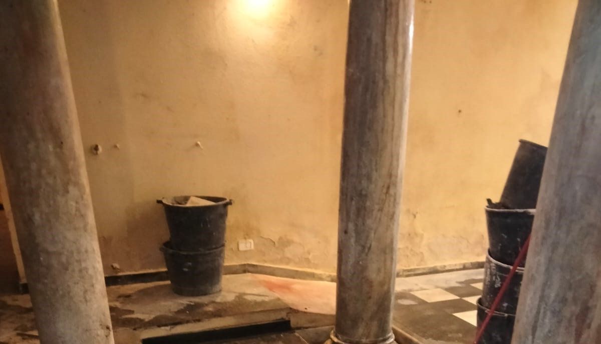 Lo scalone in ardesia con le colonne di marmo, al piano terra