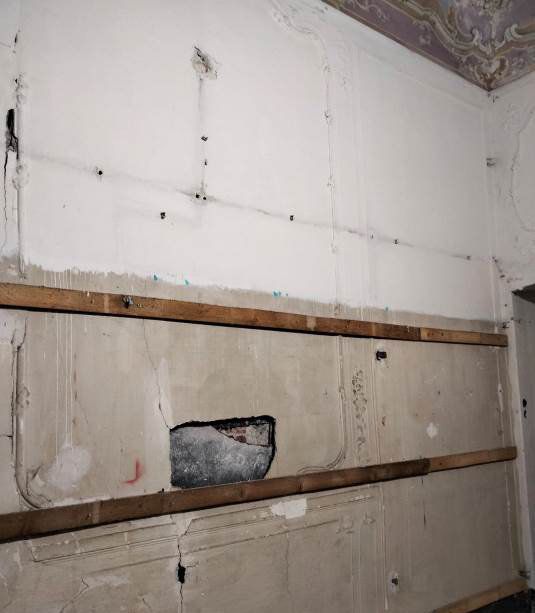 Pannelli e intonaci rifatti in una sala del piano nobile