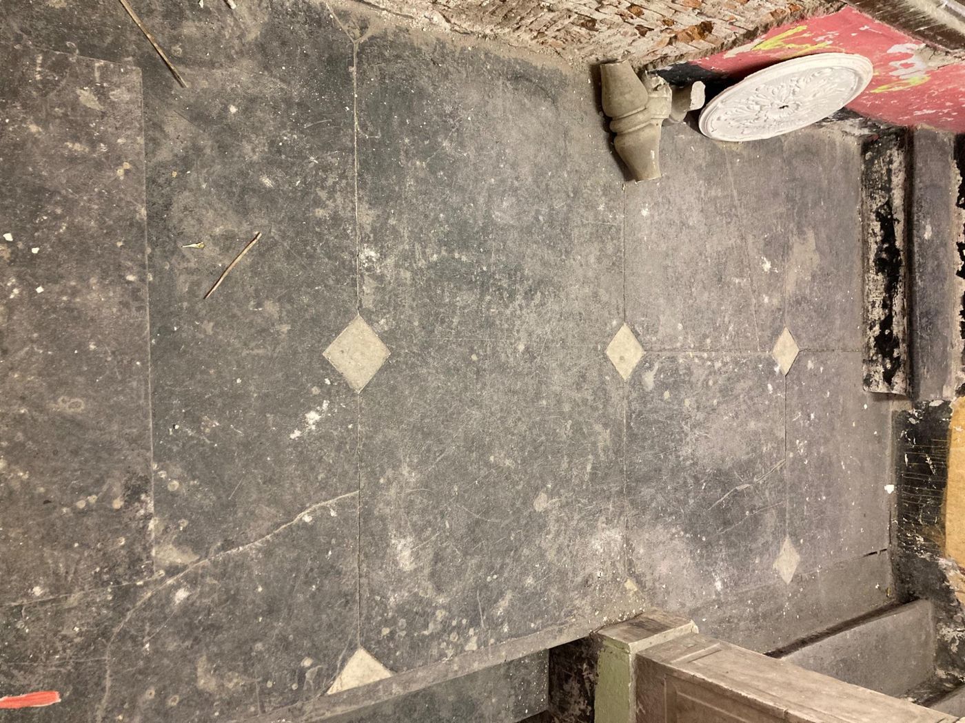 Pavimento a ottangoli di ardesia e quadretti di marmo