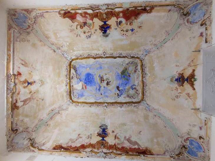 La volta del salone del piano nobile con la decorazione centrale beige e blu