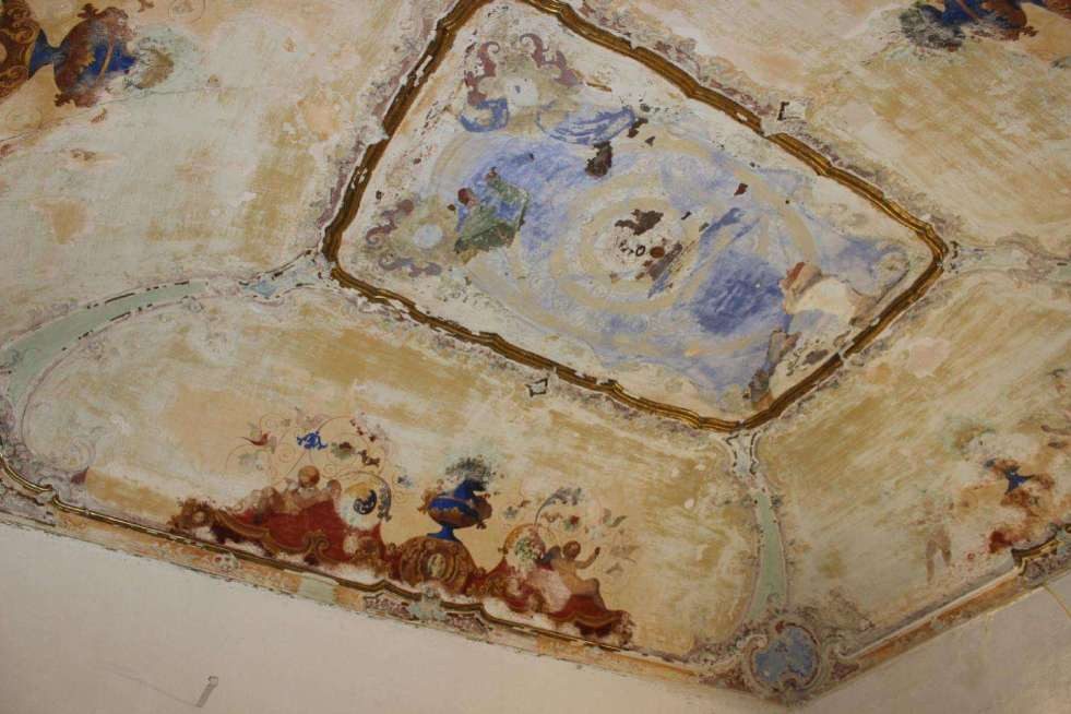 The vault of the piano nobile hall with the painted panel and scrolls