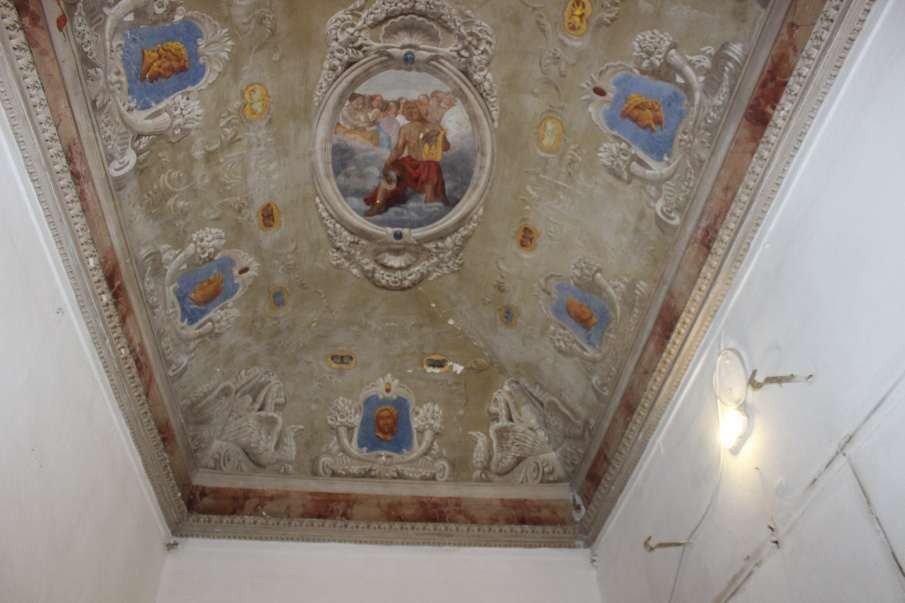 Painted vault with central tondo and faux-stucco frames
